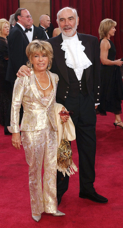 קונרי בטקס האוסקר בשנת 2003 עם מערכת לבוש שעוצבה על ידי אשתו השנייה, מישל רוקיוברון (צילום: AP)