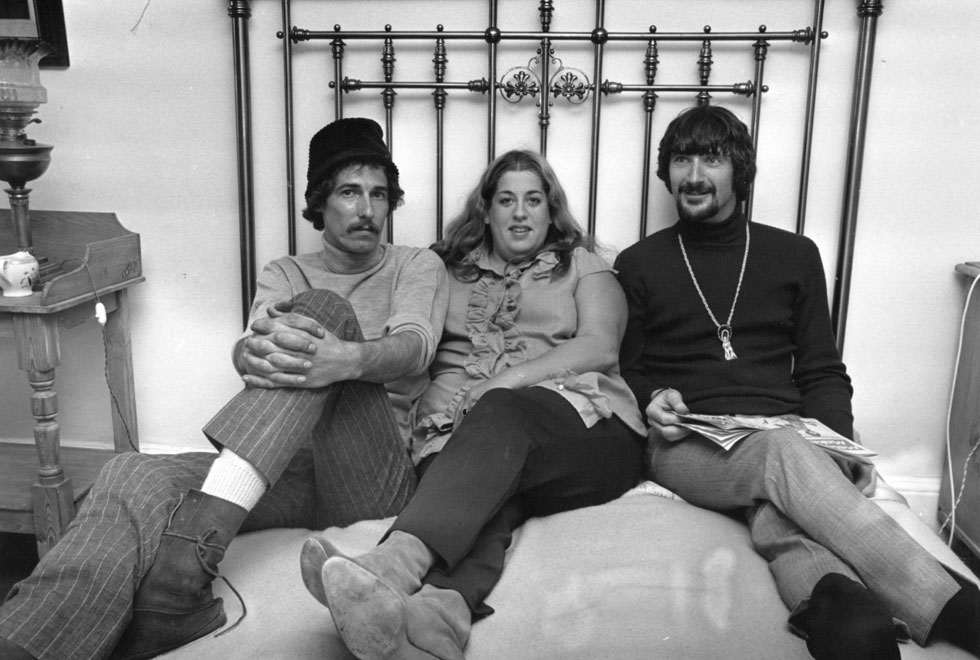במיטה עם חבריה ללהקת האמהות והאבות, דני דוהרטי (מימין) וג'ון פיליפס, 1966. להיטי ענק לצד הסתבכויות רומנטיות (צילום: GettyimagesIL)