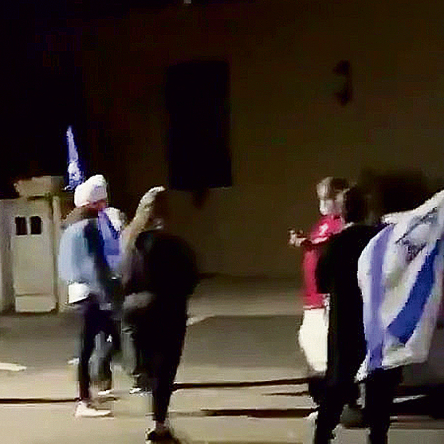 ההתקפה של מפגיני הליכוד על האם השכולה: "את כלום. תתביישי לך. את צריכה לחבק את ביבי. אם לביבי לא יהיה שקט, לך לא יהיה שקט. אנרכיסטית זה מה שאת"| צילום: מתוך הטוויטר של נועה שפיגל ההתקפה של מפגיני הליכוד על האם השכולה: "את כלום. תתביישי לך. את צריכה לחבק את ביבי. אם לביבי לא יהיה שקט, לך לא יהיה שקט. אנרכיסטית זה מה שאת"| צילום: מתוך הטוויטר של נועה שפיגל