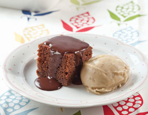 עוגת שוקולד מקמח מלא עם רוטב שוקולד חם וגלידה קרה  (צילום: כפיר חרבי)