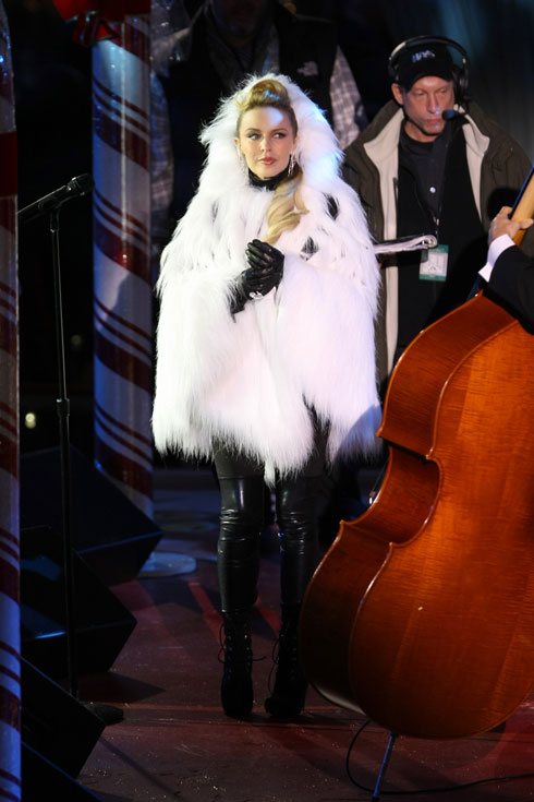 לפני עשור בדיוק, נובמבר 2010, הופיעה מינוג במופע כריסמס מיוחד להדלקת עץ האשוח במרכז רוקפלר בניו יורק. אם סנטה קלאוס היה אישה, ככה היא היתה נראית (צילום: Neilson Barnard/GettyimagesIL)