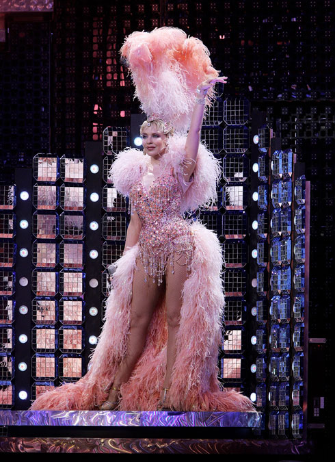 ההופעות החיות של מינוג הן חוויה תיאטרלית, עם תלבושות מרהיבות וגדולות מהחיים. כאן היא במערכת לבוש בעיצובו של ג'ון גליאנו בסיבוב ההופעות Showgirl: The Homecoming Tour ב-2006, לאחר שהחלימה מסרטן השד  (צילום: GettyimagesIL)