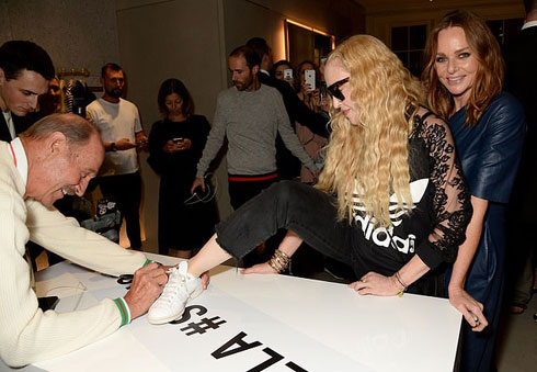 מקרטני עם מדונה באירוע של מותג האופנה (צילום: Richard Young)