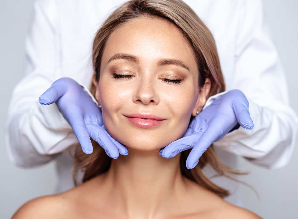 אפשר לשלב הרמה של עור הפנים עם טיפול לשיפור מרקם העור בעזרת 'רסטילן סקינבוסטרס'  (צילום: Shutterstock)