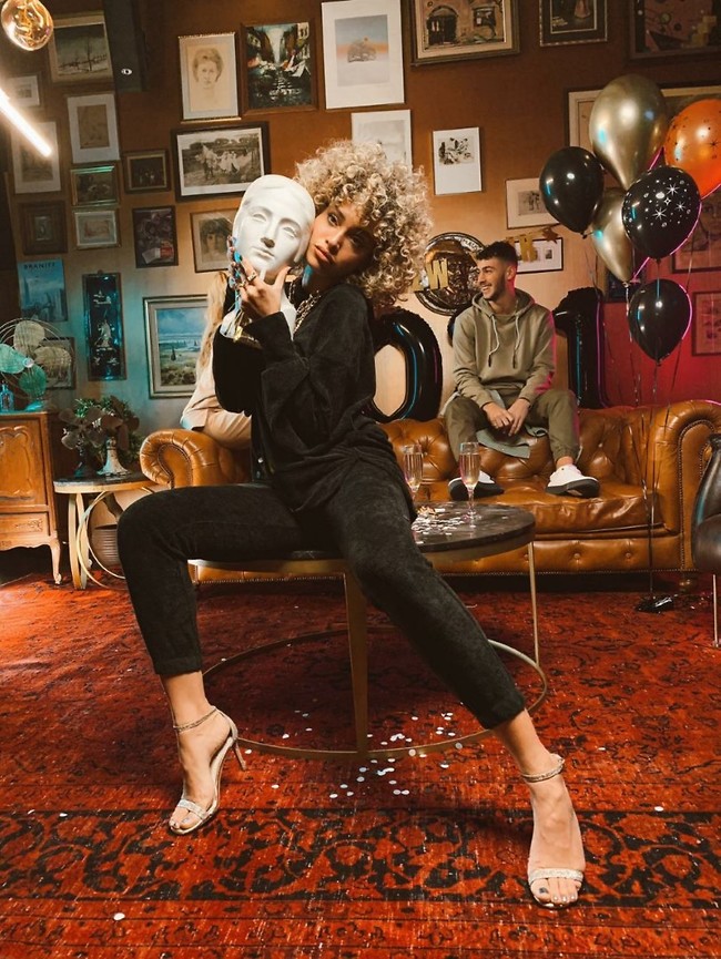 חוגגת את 2021. עדן פינס (צילום: סער נווה)