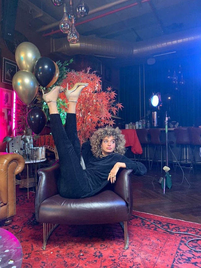 כשהמנקה עוברת עם המגב. פינס ב"מטרופוליטן" בת"א (צילום: סער נווה)