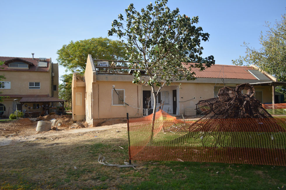 בזמן הבנייה. הבית הכפיל את שטחו, בזכות תוספת שנבנתה מאחור ובצד (צילום: אדר' אלון כהן, moozna Architects)