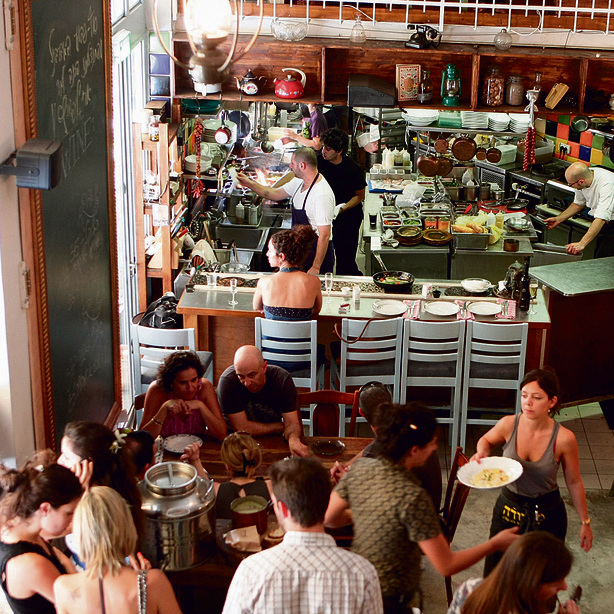 גרניט במחניודה. "חלק גדול מהמסעדות שלנו זה אופנה להמונים סטייל זארה. ‘שבור' זה הוט קוטור" | צילום: אלכס קולומויסקי