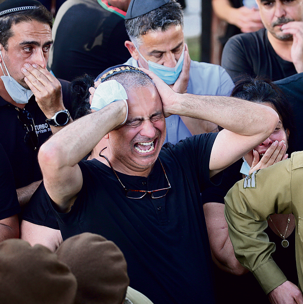 "התייתמתי בגיל 21 , הבן שלי עזב אותי בגיל 21 , וכשיגיע תורי למות, יקברו אותי באמצע ביניהם". בן יגאל בהלוויה של עמית | צילום: יריב כץ "התייתמתי בגיל 21 , הבן שלי עזב אותי בגיל 21 , וכשיגיע תורי למות, יקברו אותי באמצע ביניהם". בן יגאל בהלוויה של עמית | צילום: יריב כץ