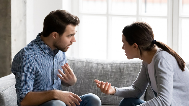 בני זוג מתווכחים (צילום: Shutterstock)