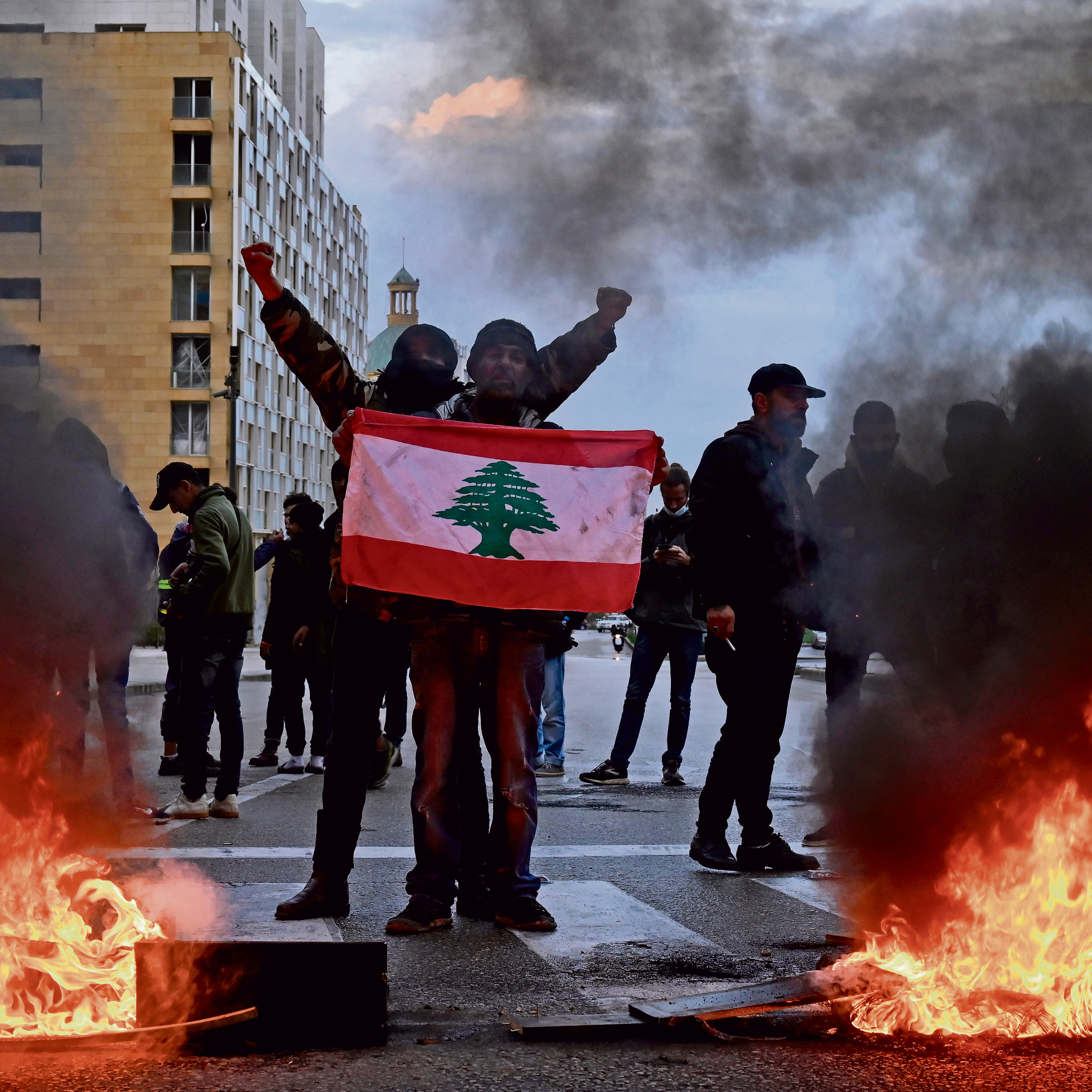 תושבי ביירות מפגינים החודש נגד יוקר המחיה במדינה. "נסראללה לא מבין בתחום הכלכלי. הפיננסים זו נקודה חלשה אצלו" | צילום: אי פי איי