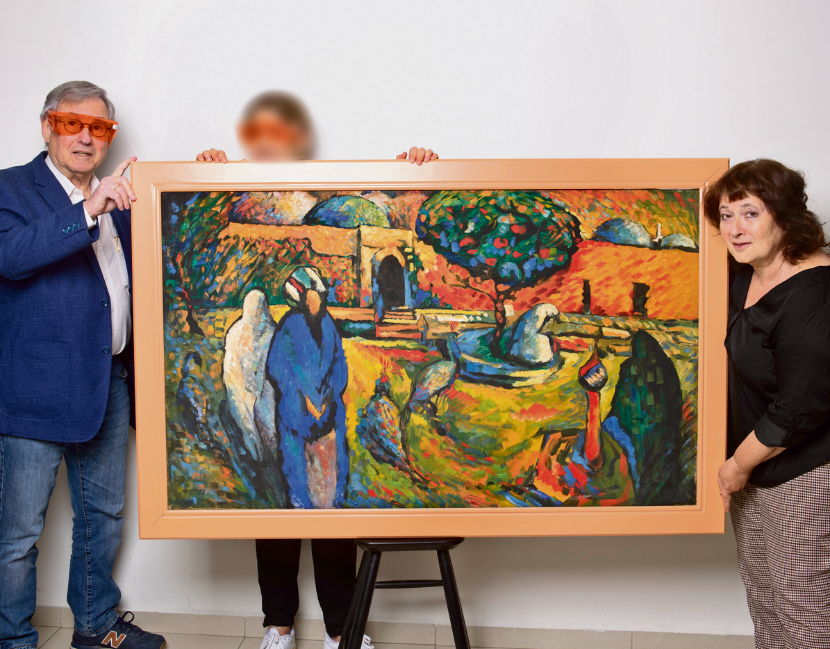 מימין: מאיה דרזנר, דנה ופרופ' יוסי אלמוג עם ציור מ־ 1909 שלדבריהם הוא קנדינסקי מקורי | צילום: איליה מלינקוב