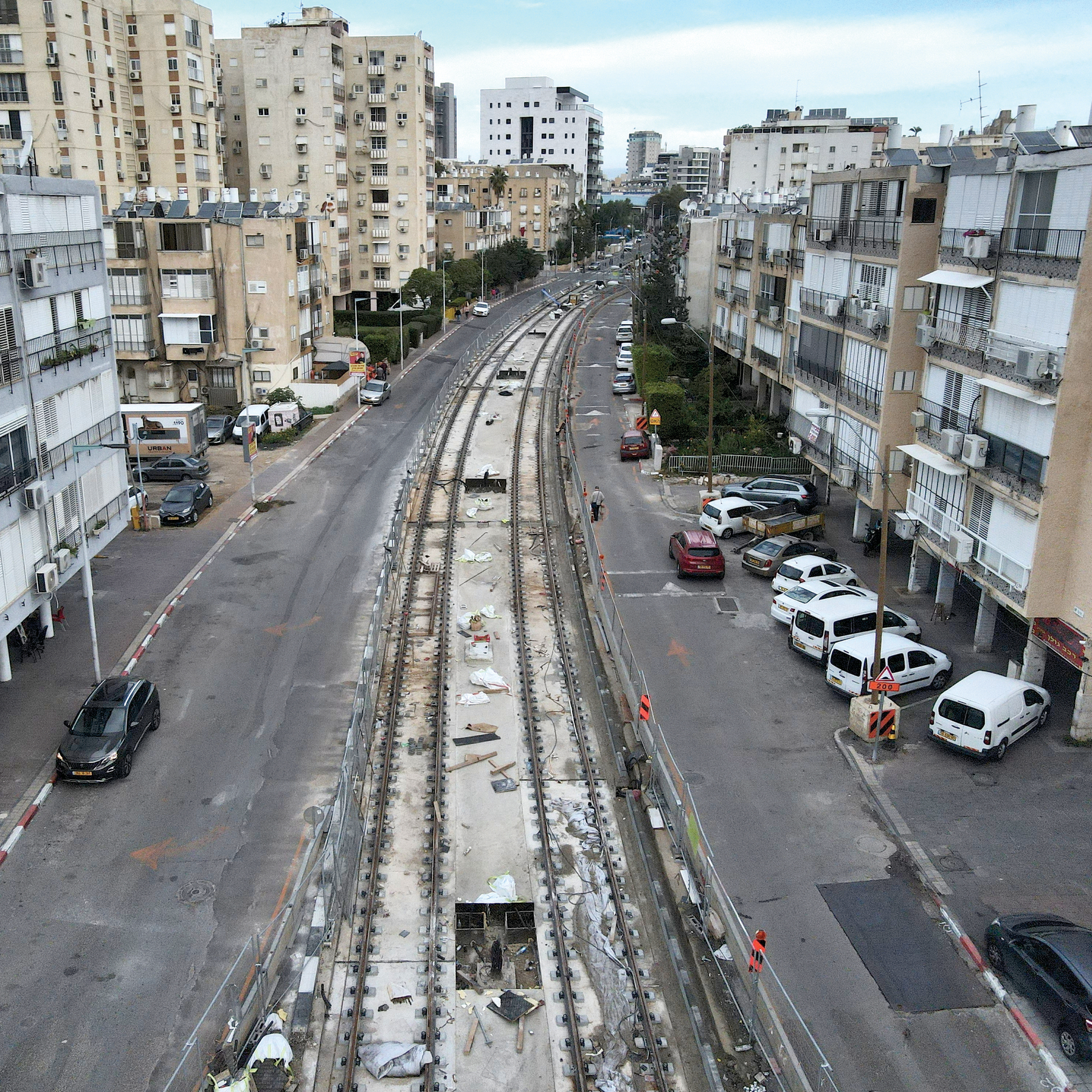 קו ראשון לרכבת - ירידת ערך עד 8% , קו שני - עליית ערך של עד 20% . נוף לציר הרכבת הקלה בבת ים | צילום: עמי לאור קו ראשון לרכבת - ירידת ערך עד 8% , קו שני - עליית ערך של עד 20% . נוף לציר הרכבת הקלה בבת ים | צילום: עמי לאור