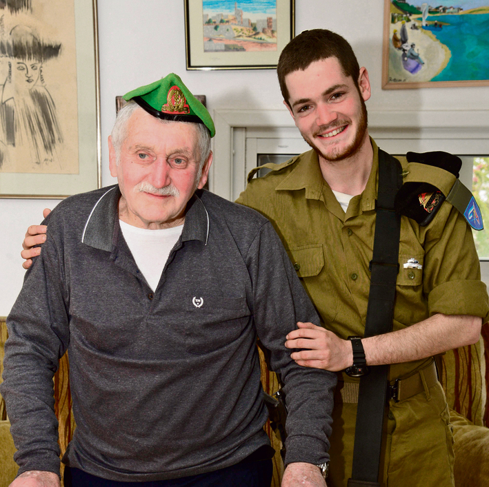 "אני מלא הערכה לסבא". אשר גורן ונכדו איתי | צילום: הרצל יוסף