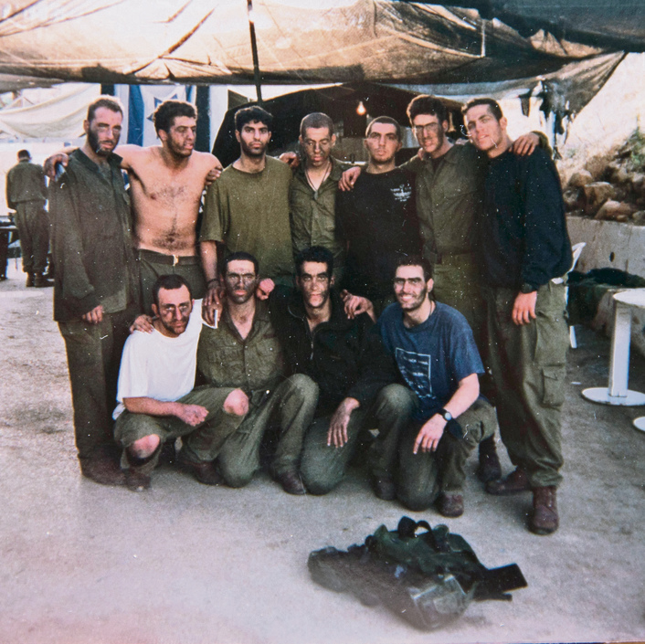 רגע אחרי המארב במוצב ריחן. שורה עליונה מימין לשמאל: דוד ריזנפלד, יחזקאל זק, אורן בן שלום, אלעד ליף, יוני בן עמי, נתנאל דחבש. שורה תחתונה: קובי בני, דותן אמר, דודו פשינסקי רגע אחרי המארב במוצב ריחן. שורה עליונה מימין לשמאל: דוד ריזנפלד, יחזקאל זק, אורן בן שלום, אלעד ליף, יוני בן עמי, נתנאל דחבש. שורה תחתונה: קובי בני, דותן אמר, דודו פשינסקי