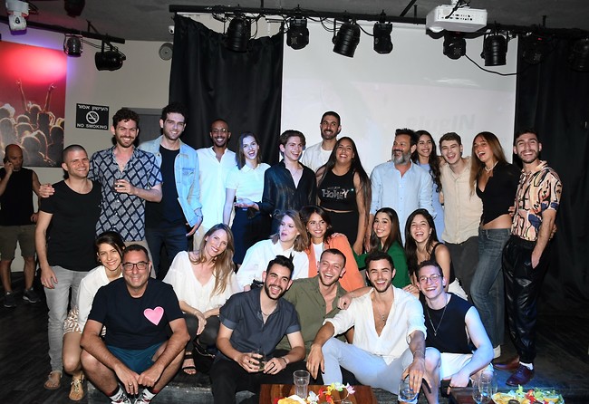 כל הקאסט (צילום: אביב חופי) כל הקאסט (צילום: אביב חופי)