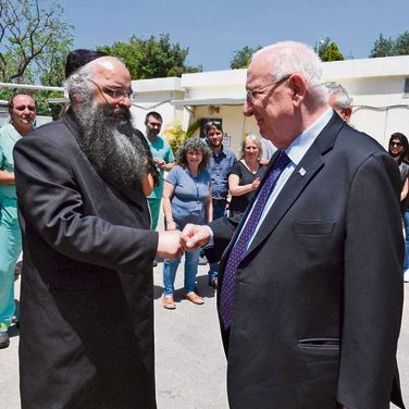 הנשיא ריבלין ביקר אתמול באבו כביר ונפגש עם העובדים ובהם רב המכון, הרב אשר לנדאו, שקרוב משפחתו נהרג באסון | צילום: דוברות הנשיא הנשיא ריבלין ביקר אתמול באבו כביר ונפגש עם העובדים ובהם רב המכון, הרב אשר לנדאו, שקרוב משפחתו נהרג באסון | צילום: דוברות הנשיא