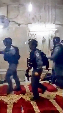 השוטרים בתוך מסגד אל־אקצא
