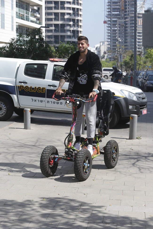 כאילו אין מאחוריו רכב משטרתי (צילום: מוטי לבטון) כאילו אין מאחוריו רכב משטרתי (צילום: מוטי לבטון)