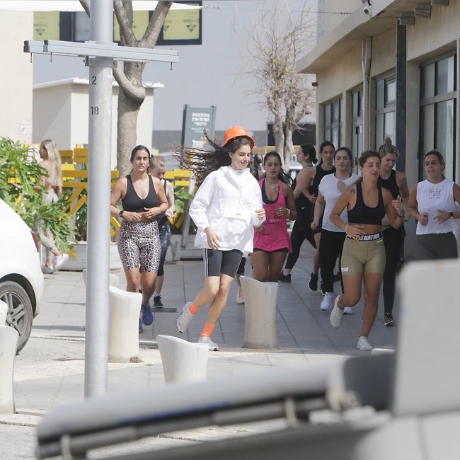 הכובע מתרומם (צילום: מוטי לבטון) הכובע מתרומם (צילום: מוטי לבטון)