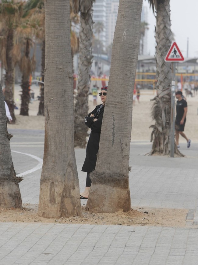 תמיד מסתתרת מאיתנו (צילום: מוטי לבטון) תמיד מסתתרת מאיתנו (צילום: מוטי לבטון)