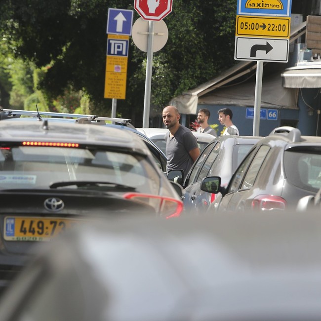 משקיף עלינו בחזרה (צילום: מוטי לבטון) משקיף עלינו בחזרה (צילום: מוטי לבטון)