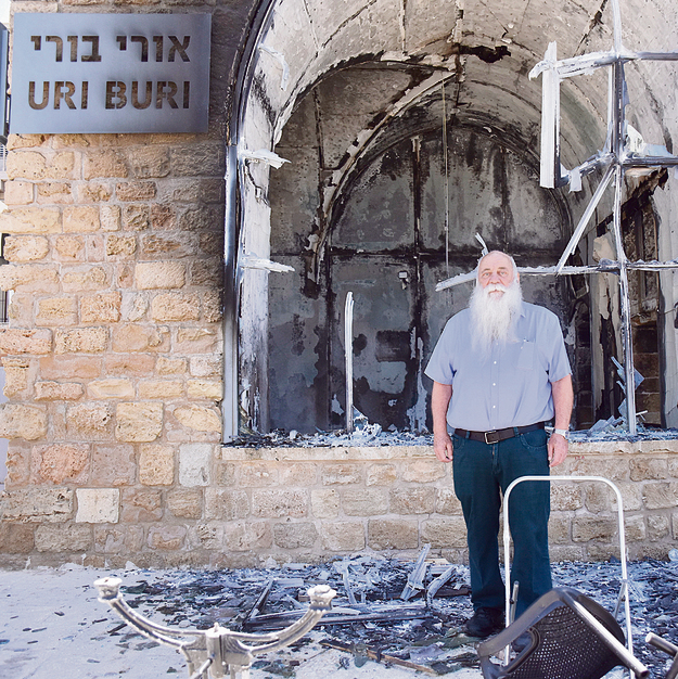 "יש כאן טובים ורעים כמו בכל עיר, הפעם ידי הרעים הייתה על העליונה" . השריפה במסעדת 'אורי בורי' | צילום: שרון צור "יש כאן טובים ורעים כמו בכל עיר, הפעם ידי הרעים הייתה על העליונה" . השריפה במסעדת 'אורי בורי' | צילום: שרון צור