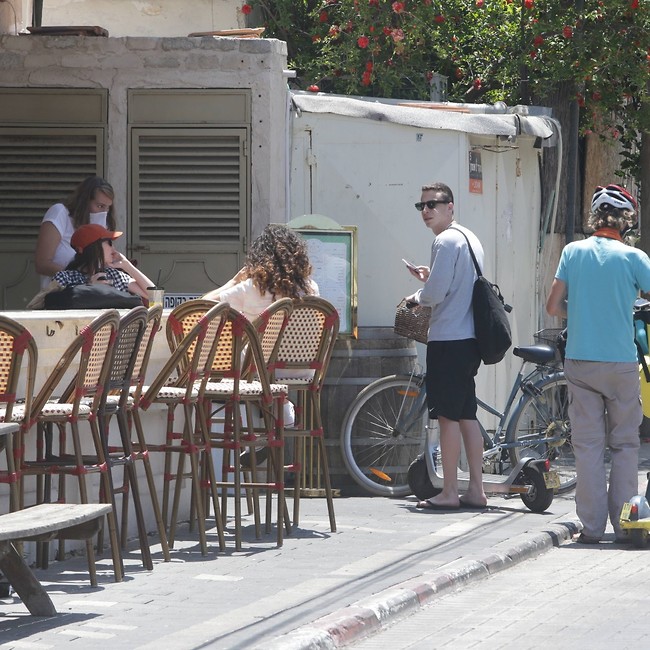 איפה הוא יתיישב? (צילום: מוטי לבטון) איפה הוא יתיישב? (צילום: מוטי לבטון)