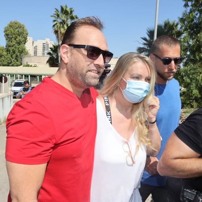 עם הבנים ניל ודור ביום השחרור מהכלא (צילום: יריב כץ) עם הבנים ניל ודור ביום השחרור מהכלא (צילום: יריב כץ)