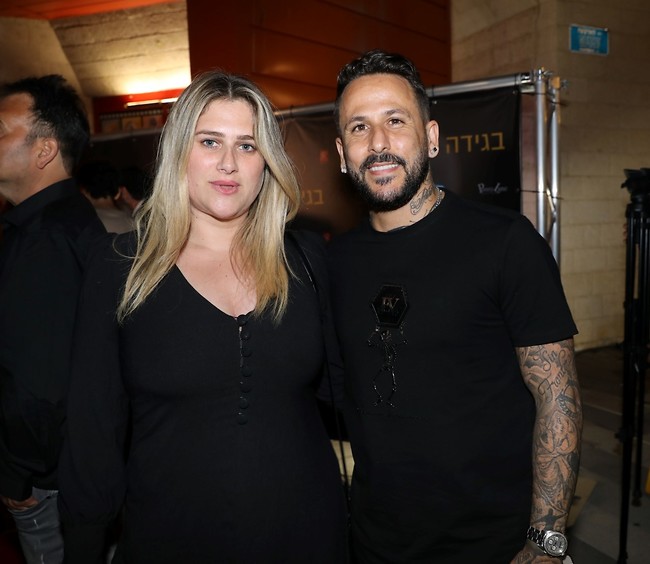 מבין דבר או שניים בלחיות על אי. אסי ועדי בוזגלו (צילום: רפי דלויה) מבין דבר או שניים בלחיות על אי. אסי ועדי בוזגלו (צילום: רפי דלויה)