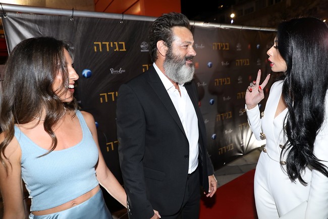 למישהו יש מספריים? אבני ואשתו ניקול מילר פוגשים על השטיח האדום את החברה הטובה ניקול ראידמן (צילום: רפי דלויה) למישהו יש מספריים? אבני ואשתו ניקול מילר פוגשים על השטיח האדום את החברה הטובה ניקול ראידמן (צילום: רפי דלויה)