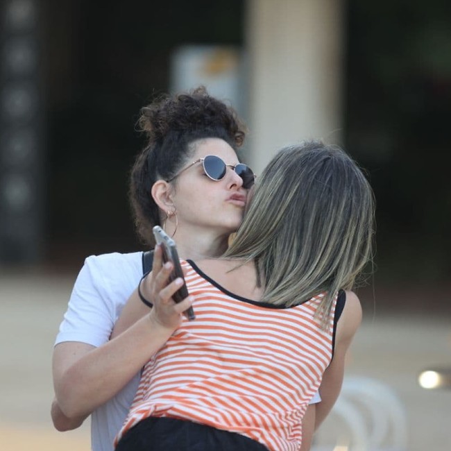 ולך אני גם מביאה נשיקה. נועה קולר (צילום: מוטי קמחי ) ולך אני גם מביאה נשיקה. נועה קולר (צילום: מוטי קמחי )
