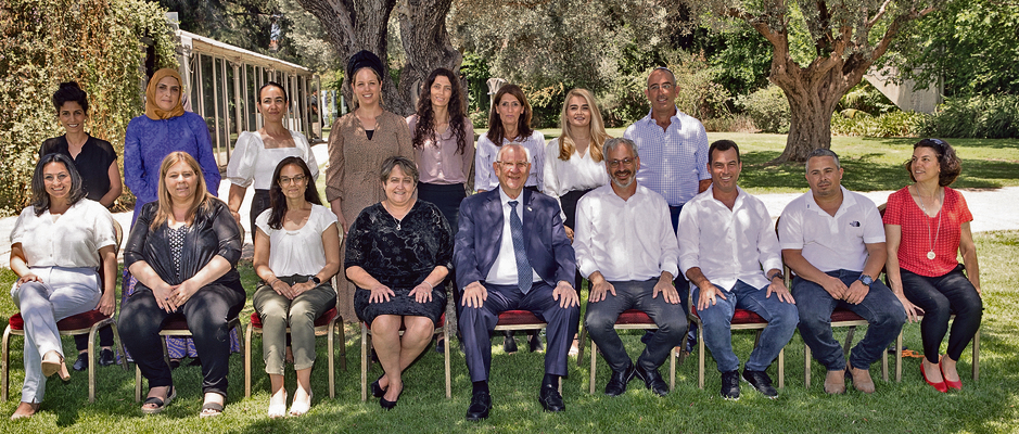 5 המורים שהגיעו לגמר תחרות "המורה של המדינה" במהלך הביקור בבית הנשיא לפני הטקס. במרכז: נשיא המדינה, ראובן (רובי) ריבלין, ולצידו מזכ"לית הסתדרות המורים יפה בן־דויד ומנכ"ל מפעל הפיס, בני דרייפוס | צילום: אלכס קולומויסקי 5 המורים שהגיעו לגמר תחרות "המורה של המדינה" במהלך הביקור בבית הנשיא לפני הטקס. במרכז: נשיא המדינה, ראובן (רובי) ריבלין, ולצידו מזכ"לית הסתדרות המורים יפה בן־דויד ומנכ"ל מפעל הפיס, בני דרייפוס | צילום: אלכס קולומויסקי