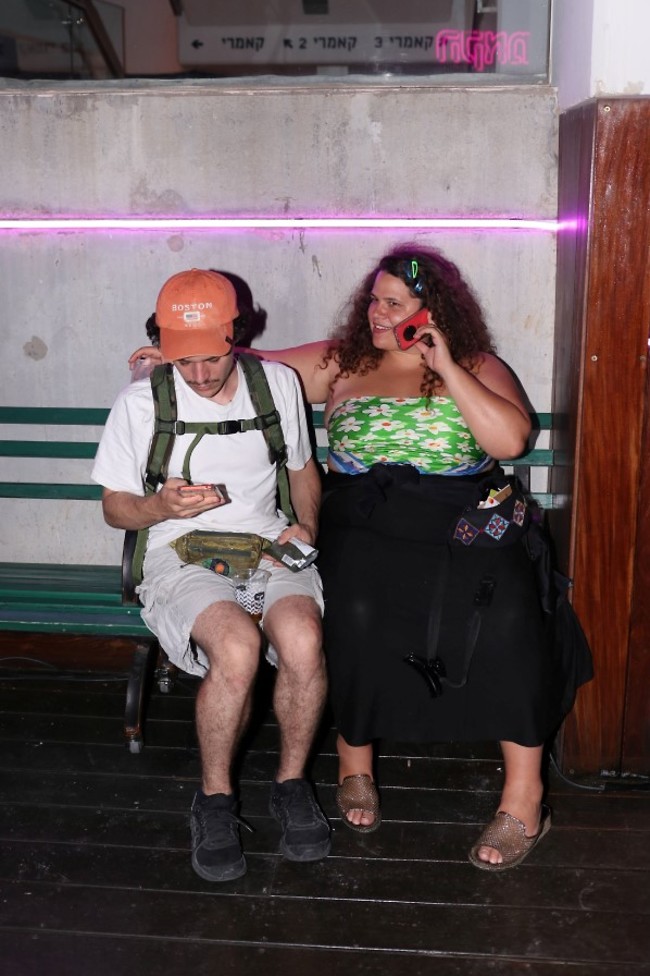 מי על הקו? מיה לנדסמן (צילום: אור גפן) מי על הקו? מיה לנדסמן (צילום: אור גפן)
