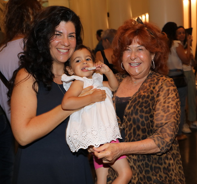 3 דורות. ציפי, הבת והנכדה (צילום: רפי דלויה) 3 דורות. ציפי, הבת והנכדה (צילום: רפי דלויה)