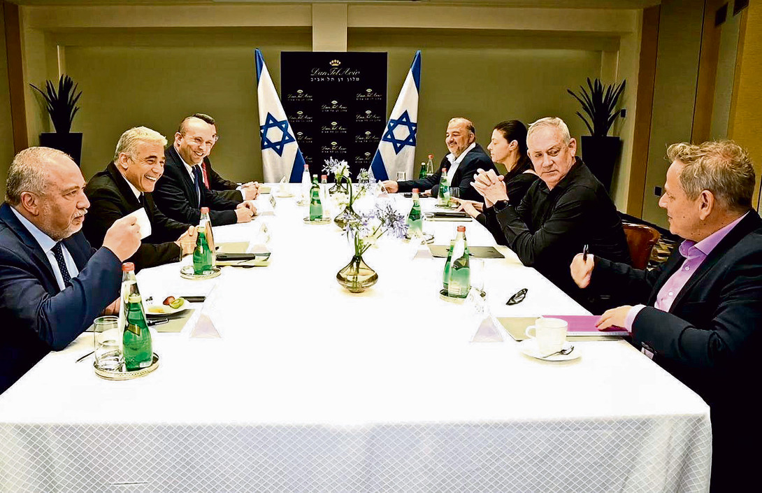 ישיבת ראשי גוש השינוי, אתמול. מימין (נגד כיוון השעון): הורוביץ, גנץ, מיכאלי, עבאס, סער, בנט, לפיד וליברמן | צילום: רענן כהן ישיבת ראשי גוש השינוי, אתמול. מימין (נגד כיוון השעון): הורוביץ, גנץ, מיכאלי, עבאס, סער, בנט, לפיד וליברמן | צילום: רענן כהן