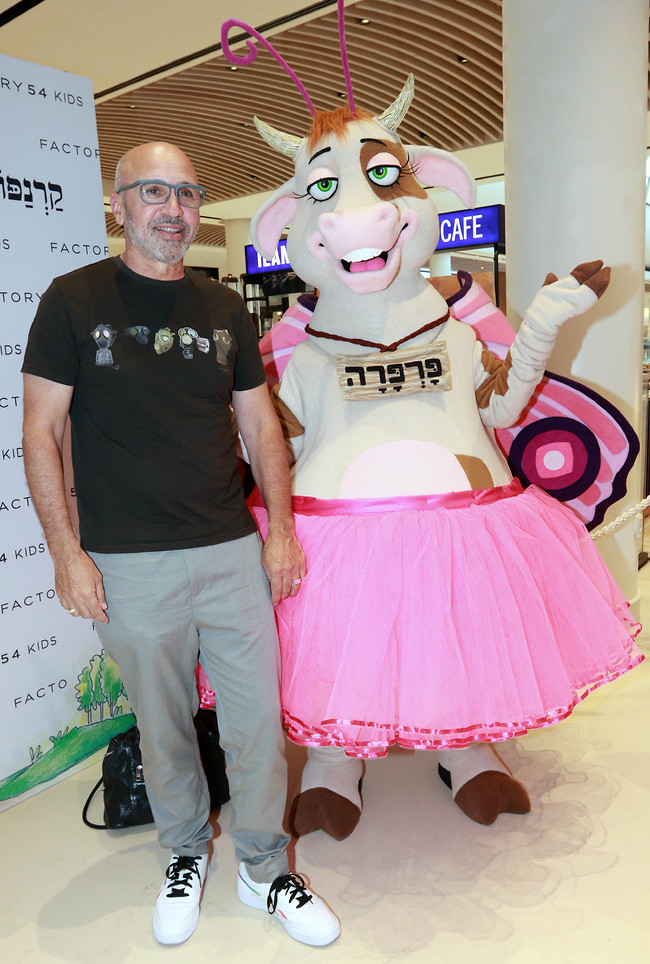 תשאל אותה אם היא הלכה לראות כבר את "סאבלט"? גל אוחובסקי (צילום: ענת מוסברג) תשאל אותה אם היא הלכה לראות כבר את "סאבלט"? גל אוחובסקי (צילום: ענת מוסברג)