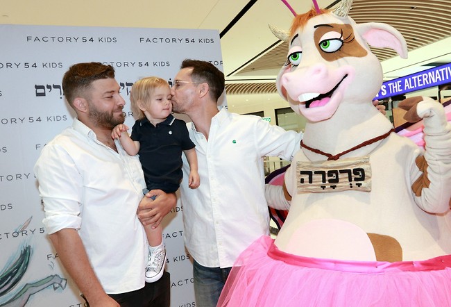 אבא משיק ספר וכל המשפחה מגיעה. עברי לידר עם בן הזוג יונתן מצ'ניק והבן אלבי (צילום: ענת מוסברג) אבא משיק ספר וכל המשפחה מגיעה. עברי לידר עם בן הזוג יונתן מצ'ניק והבן אלבי (צילום: ענת מוסברג)