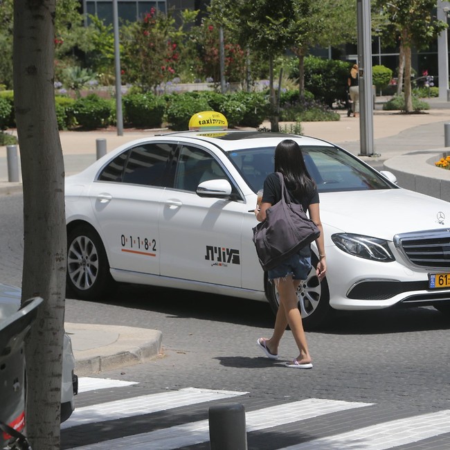 "תודה לאל, המונית הגיעה" (צילום: מוטי לבטון) "תודה לאל, המונית הגיעה" (צילום: מוטי לבטון)