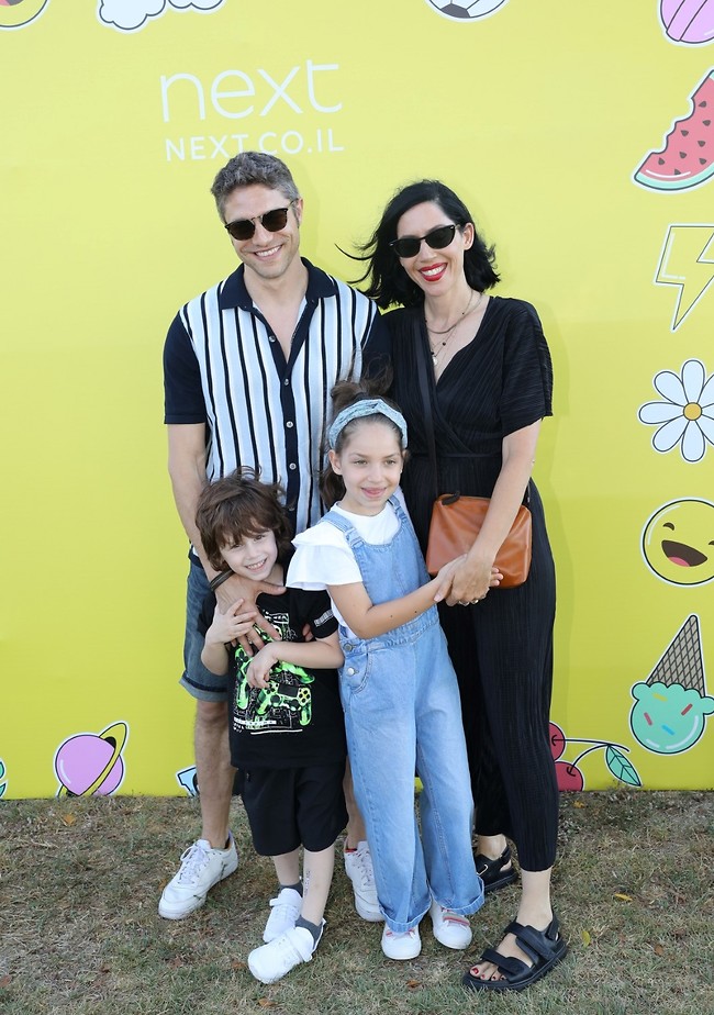משפחה מנצחת. איגי וקסמן ועתי שולברג עם הילדים (צילום: רפי דלויה) משפחה מנצחת. איגי וקסמן ועתי שולברג עם הילדים (צילום: רפי דלויה)