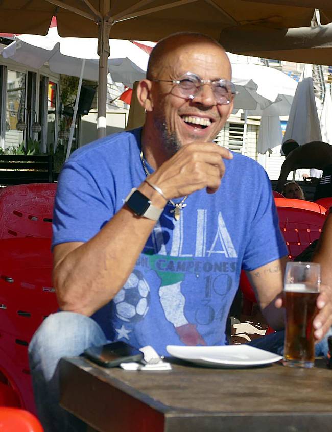 "קטעים, איך הוא החליק על הדשא" (צילום: אמיר מאירי) "קטעים, איך הוא החליק על הדשא" (צילום: אמיר מאירי)