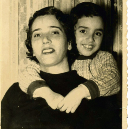 עם אמו שרה | צילום: מהאלבום הפרטי