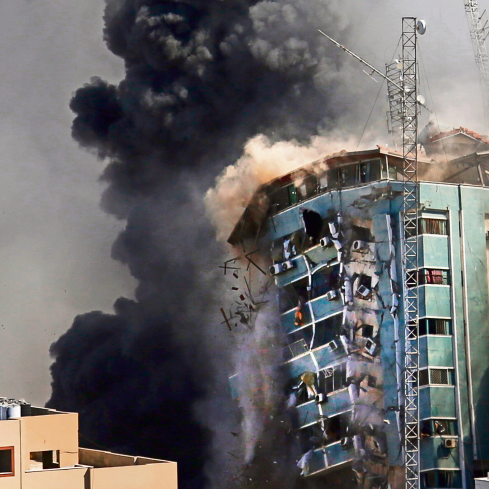 "כל המידתיות הייתה נעלמת". מגדל אל־ג'לאא, שבו שכנו משרדי התקשורת, קורסים בהפצצת חיל האוויר | צילום: AP