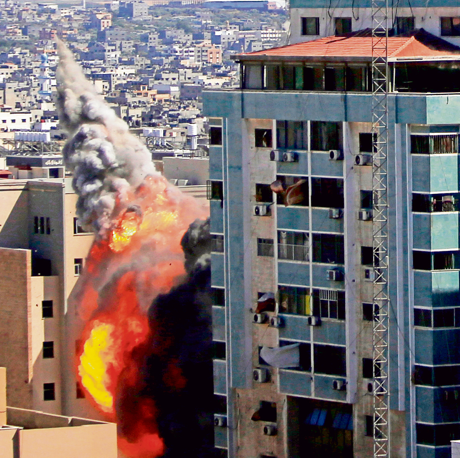 "כל המידתיות הייתה נעלמת". מגדל אל־ג'לאא, שבו שכנו משרדי התקשורת, קורסים בהפצצת חיל האוויר | צילום: AP