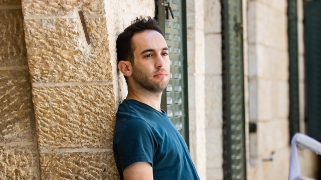בן זילברמן בשכונת גאולה בירושלים (צילום: אלכס קולומויסקי)