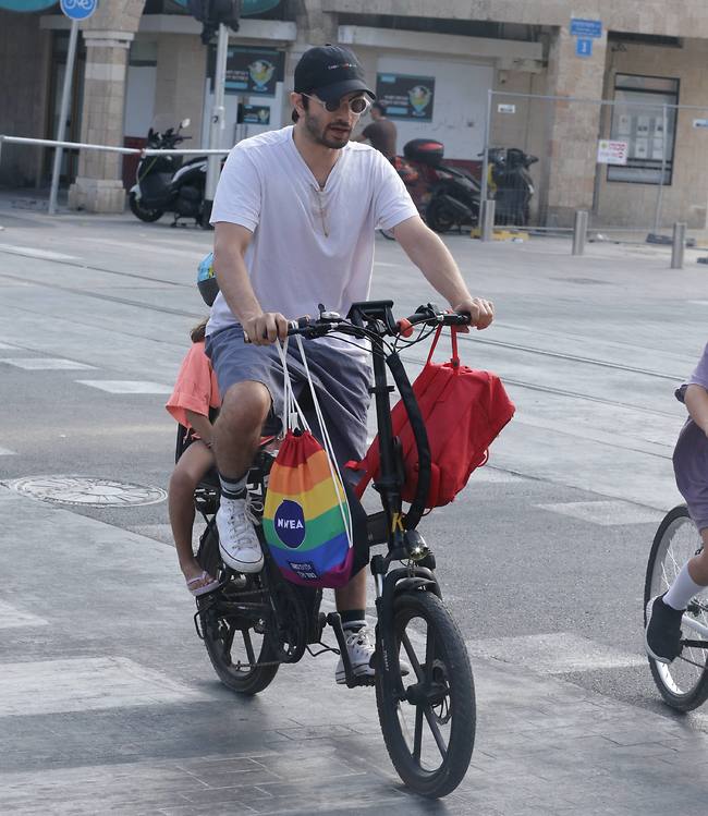 גם לכם חם פתאום? רן דנקר (צילום: מוטי לבטון) גם לכם חם פתאום? רן דנקר (צילום: מוטי לבטון)
