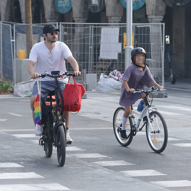 "בצומת קחי ימינה" (צילום: מוטי לבטון) "בצומת קחי ימינה" (צילום: מוטי לבטון)