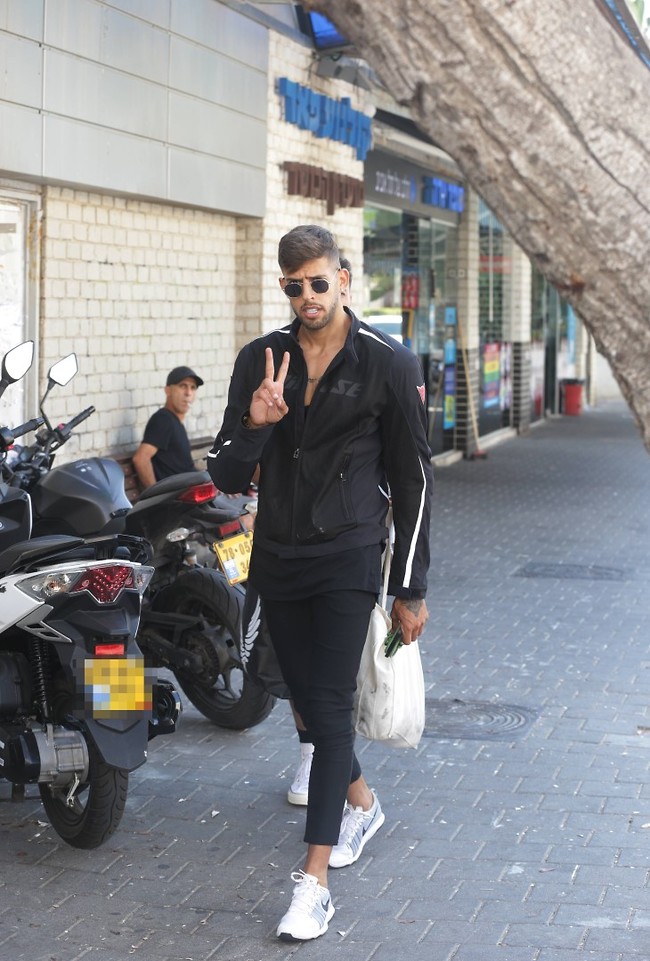סימן של ניצחון, פרצוף של קרב (צילום: מוטי לבטון) סימן של ניצחון, פרצוף של קרב (צילום: מוטי לבטון)