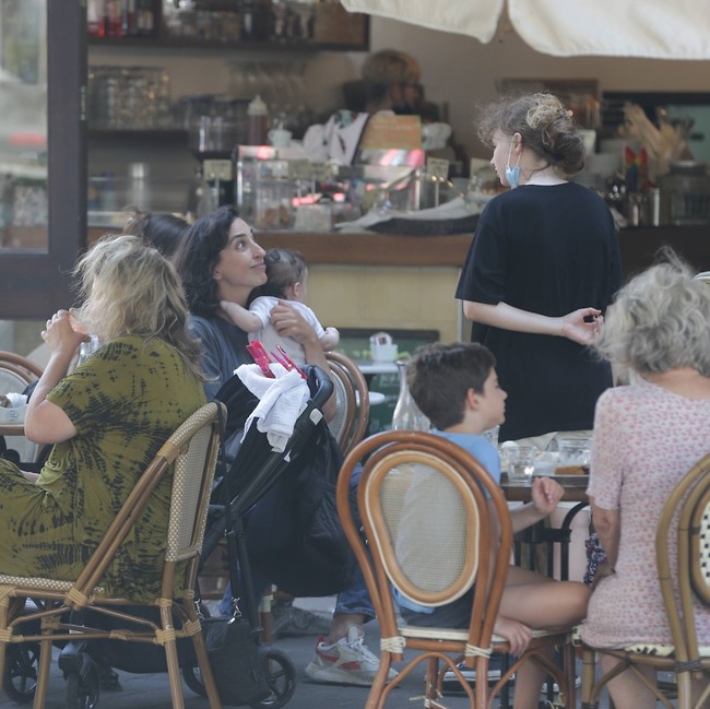 מה תרצי להזמין? אלמה דישי (צילום: מוטי לבטון) מה תרצי להזמין? אלמה דישי (צילום: מוטי לבטון)