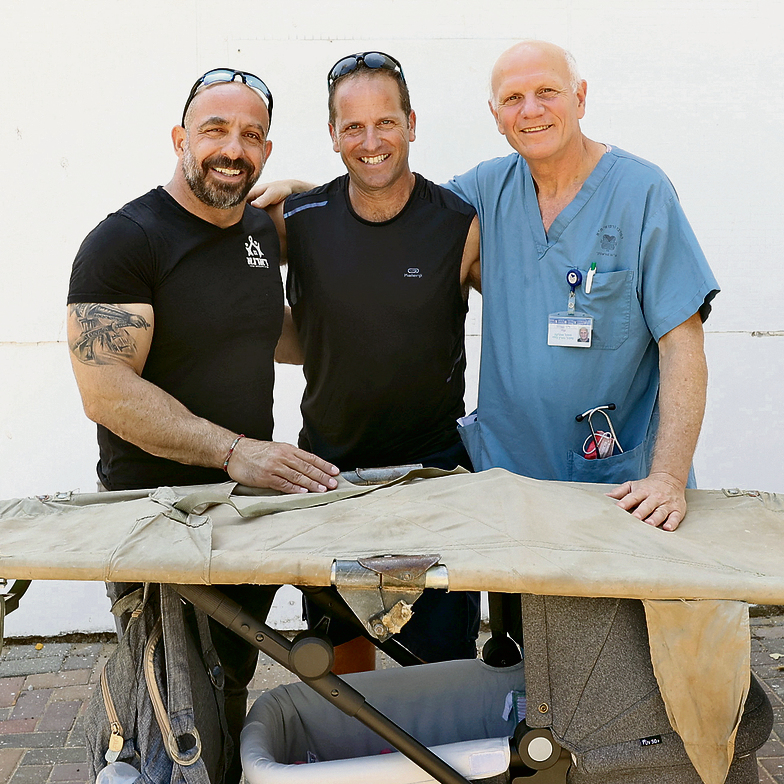 ד"ר נמרוד ובוהדנה עם צלם "ידיעות אחרונות" שהנציח את הרגע, אלעד גרשגורן (במרכז)